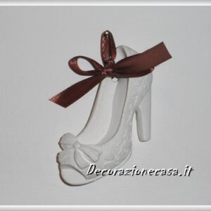 Scarpetta in gesso profumato con nastro marrone