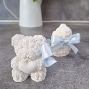 Orsetto in gesso profumato con cuore e nastro per bomboniera battesimo
