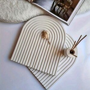 Oggetto decorativo ad arco in gesso