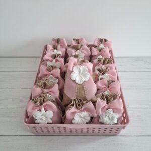 Sacchetto bomboniera con fiori in gessetto profumato